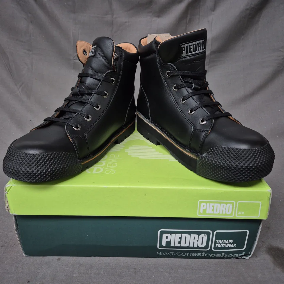 BOXED PAIR OF PIEDRO THERAPY FOOTWEAR SHOES IN BLACK EU SIZE 39