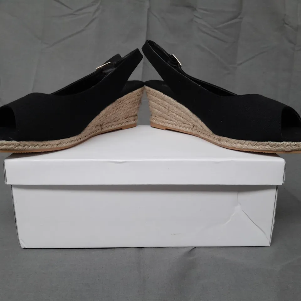 BOXED PAIR OF KRUSH OPEN TOE WEDGE SANDALS IN BLACK SIZE 6