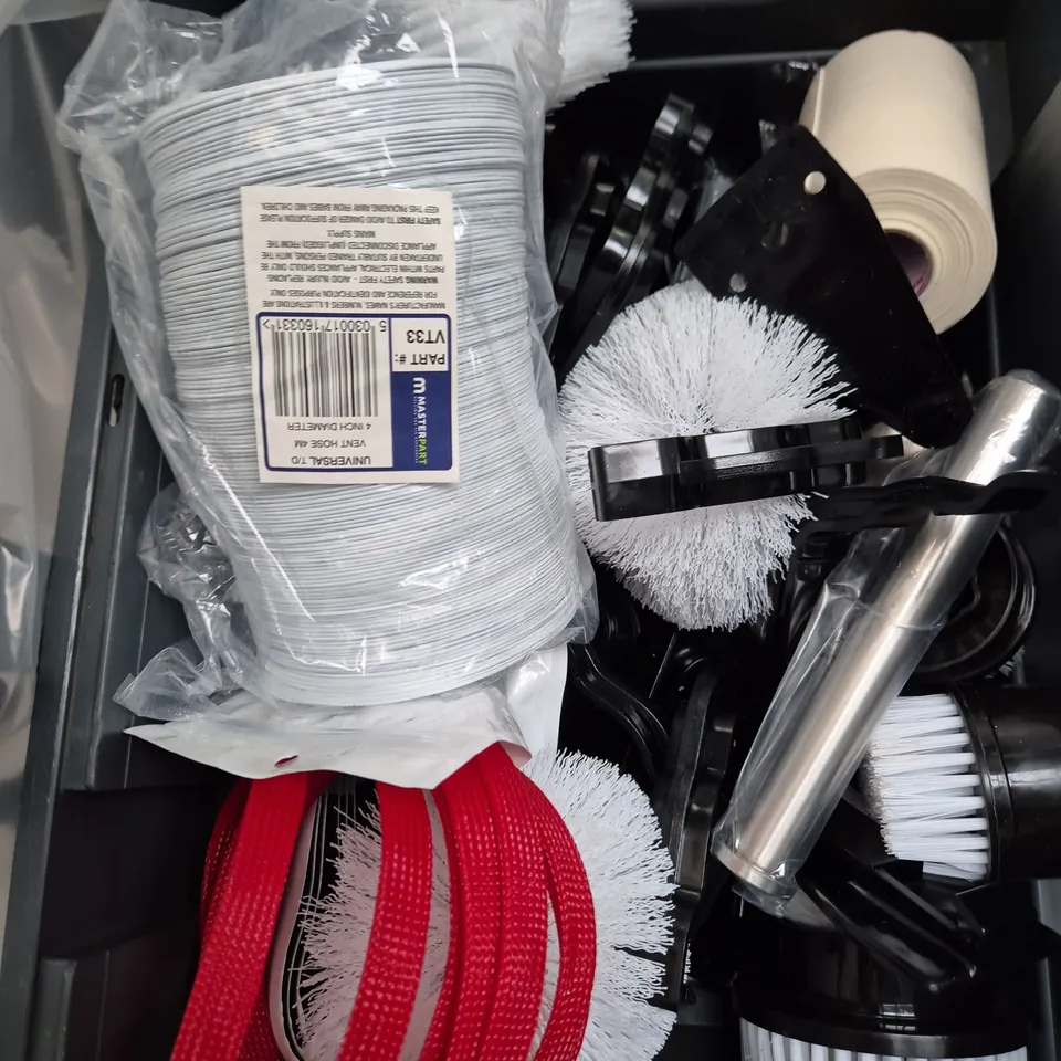 APPROXIMATELY 15 ASSORTED HOUSEHOLD ITEMS TO INCLUDE SALT AND PEPPER POTS, CLEANER SCRUBBING  HEADS AND RUBBER MOULDS