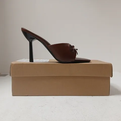 BOXED PAIR OF UNBRANDED OPEN TOE HEELS IN CHOCOLATE SIZE EU 38
