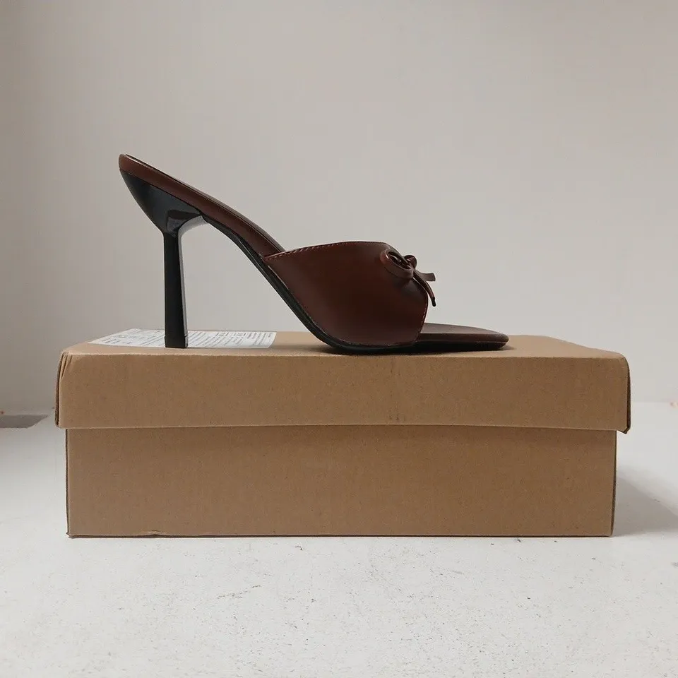 BOXED PAIR OF UNBRANDED OPEN TOE HEELS IN CHOCOLATE SIZE EU 38