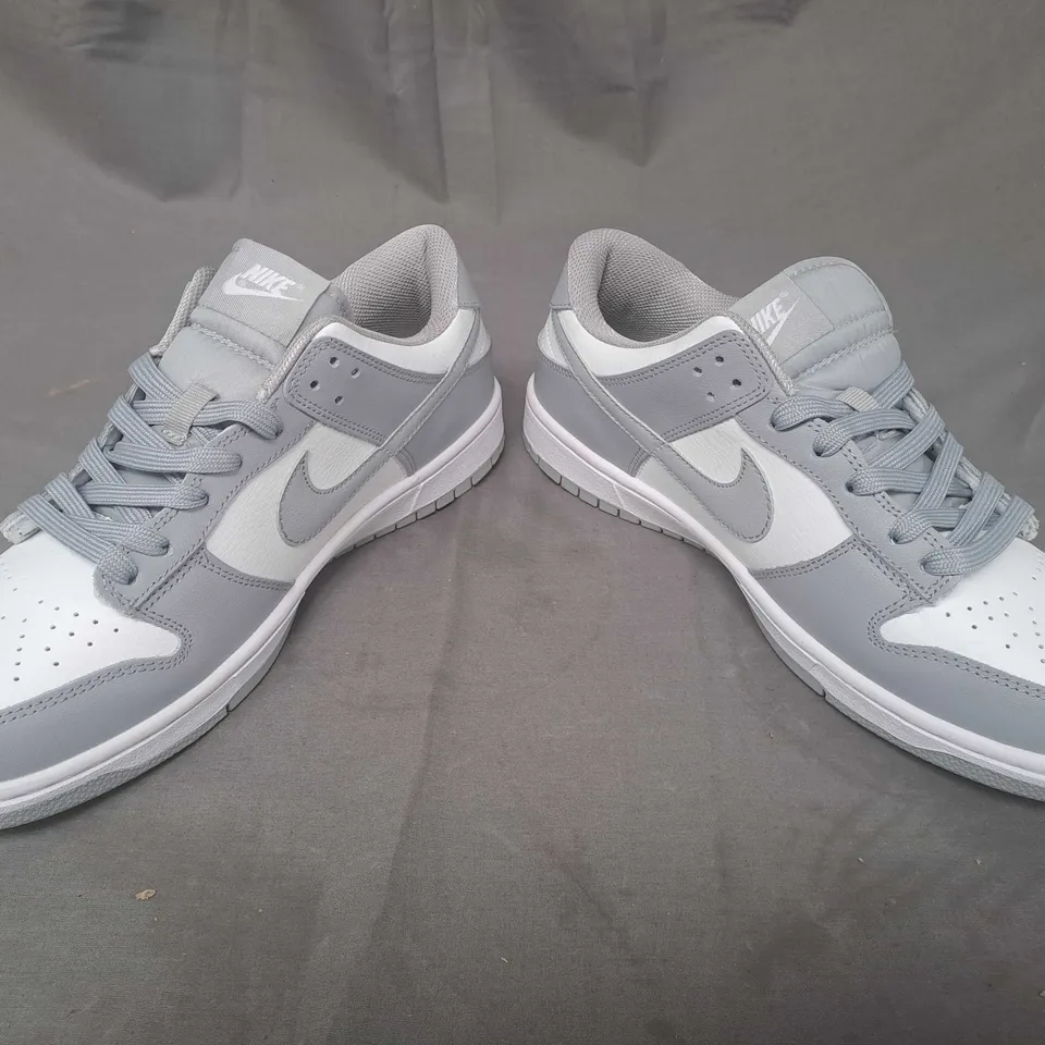 BOXED PAIR OF NIKE DUNK LOW SHOES IN GREY/WHITE UK SIZE 10