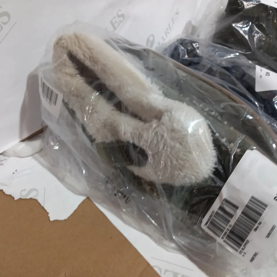 BOX OF APPROX 8 ASSORTED PACKAGED PAIRS OF FOOTWEAR VARYING IN SIZE/COLOUR/STYLE