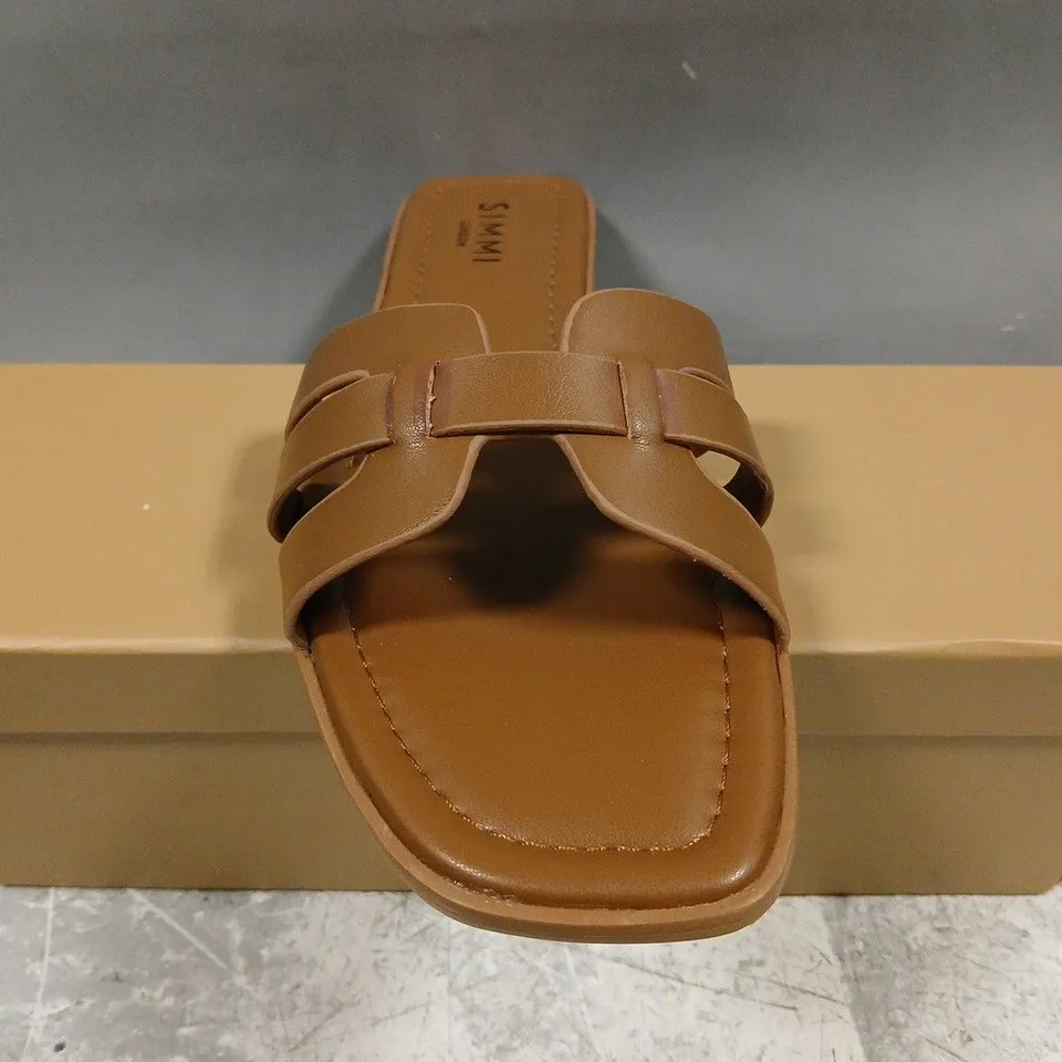 BOXED PAIR OF SIMMI LONDON OPEN TOE FLAT SANDALS IN TAN SIZE UK 8