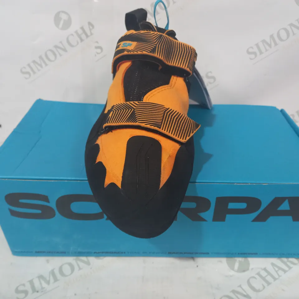 BOXED PAIR OF SCARPA QUANTIX SHOES IN BLACK/ORANGE UK SIZE 8