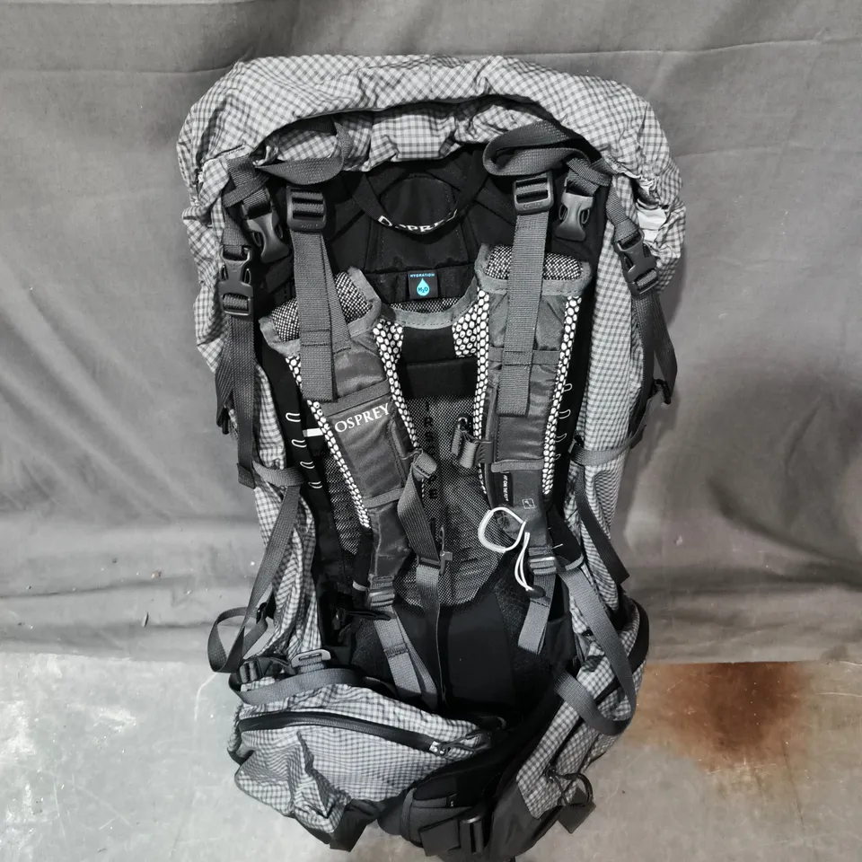 OSPREY HIKING BACKPACK – GREY CHECKERED FABRIC 
