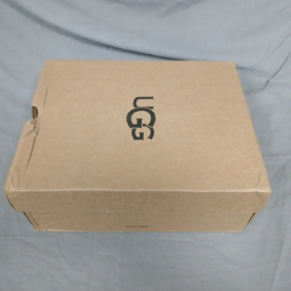 BOXED UGG WOMEN'S BEIGE SHEARLING BOOTS – UK 7