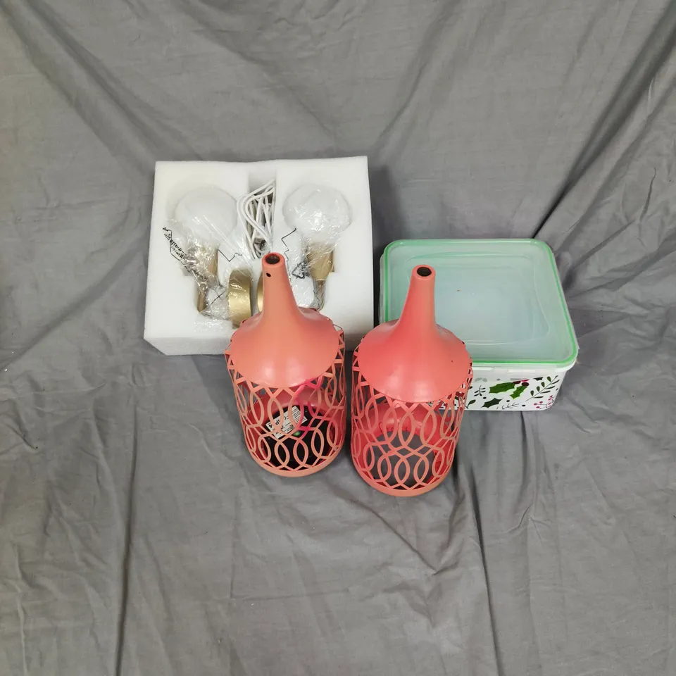 BOX OF APPROXIMATELY 6 ASSORTED HOUSEHOLD ITEMS INCLUDING CHRISTMAS FOOD STORAGE BOXES AND ELECTRIC LAMPS.
