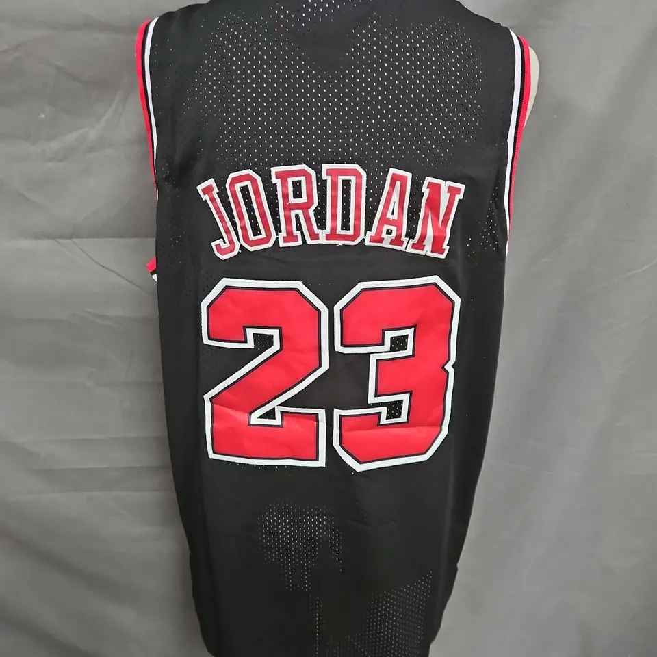 MITCHELL & NESS BULLS MICHAEL JORDAN REPLICA BASKETBALL JERSEY IN BLACK/RED SIZE L