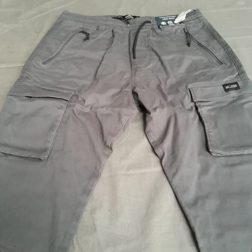 HOLLISTER CARGO JOGGERS IN LIGHT GREY - MEDIUM