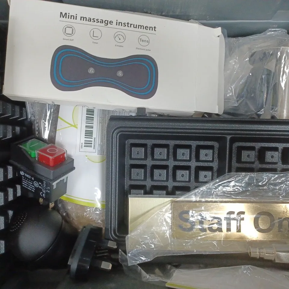 APPROXIMATELY 10 ASSORTED HOUSEHOLD ITEMS TO INCLUDE MINI MASSAGE INSTRUMENT, MINI NOTEPAD, ETC