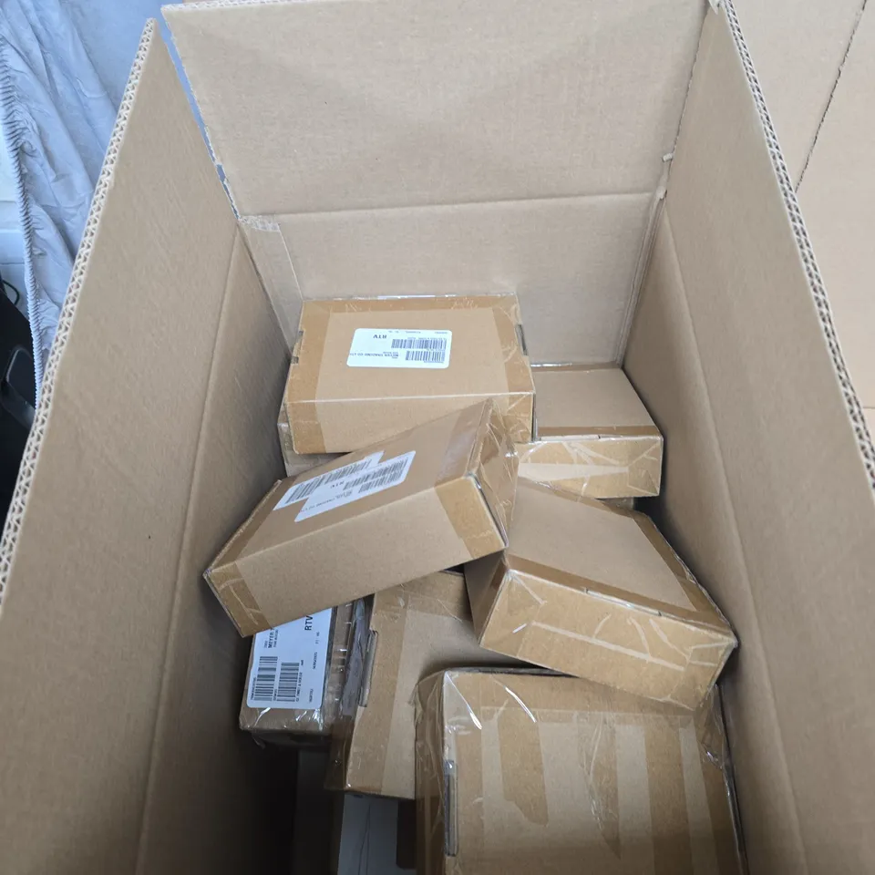 BOX OF APPROXIMATELY 12 ASSORTED ITEMS TO INCLUDE: POUR AND STORE BAG CLIPS 