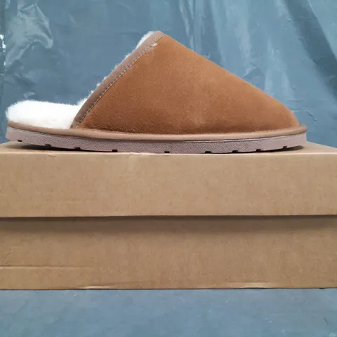 BOXED PAIR OF UNBRANDED MULE SLIPPERS IN CHESTNUT SIZE 9