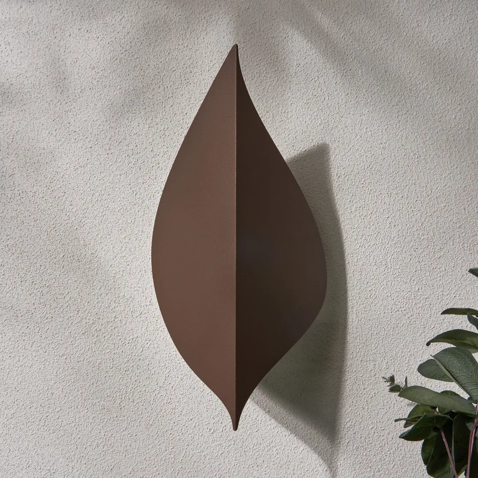 BOXED ALANI OUTDOOR LED LEAF STYLE WALL LIGHT, RUST