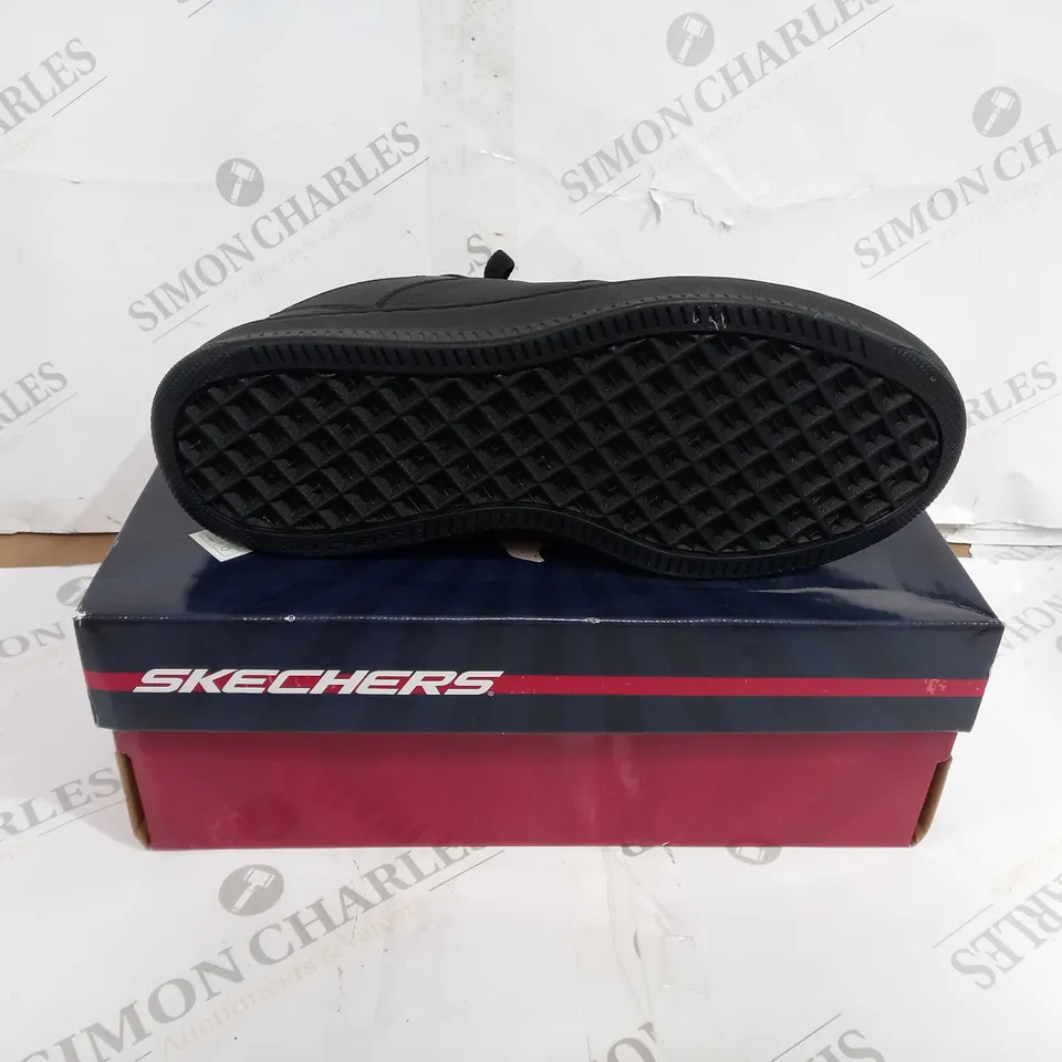 BOXED PAIR OF SKECHERS SPORT COURT 92 SHOES BLACK UK SIZE 9