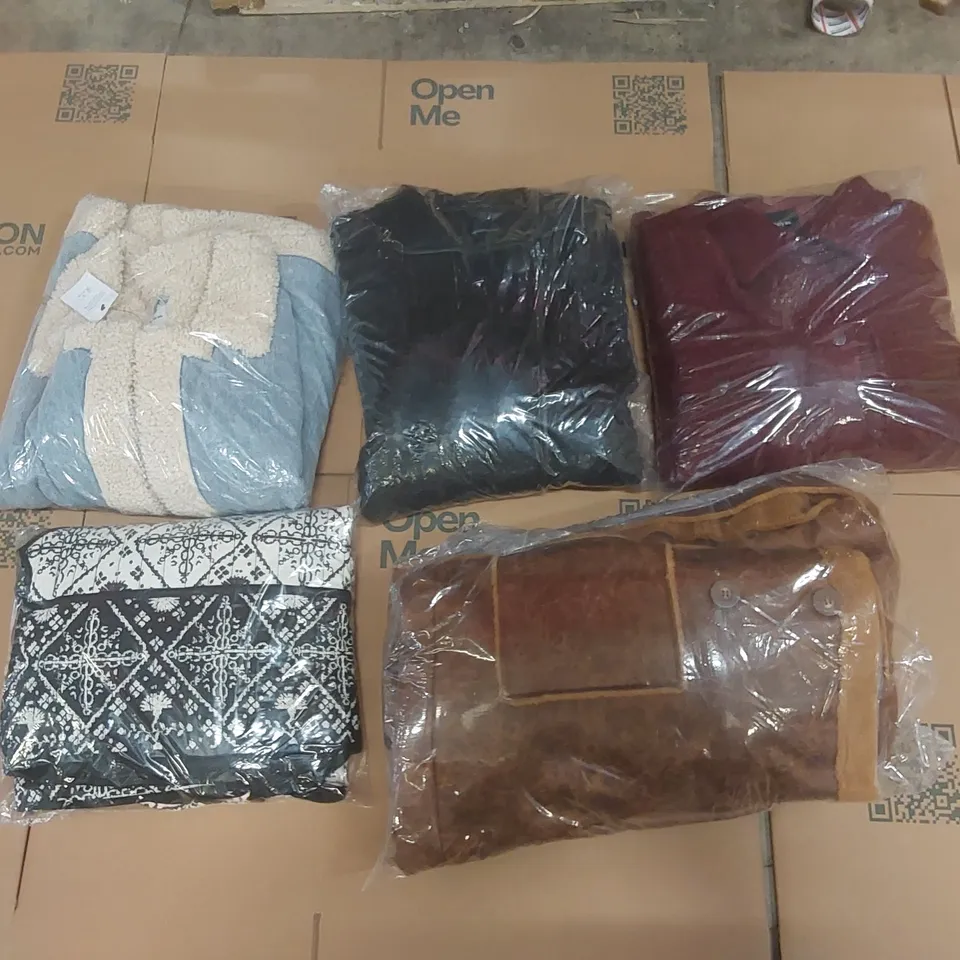PALLET CONTAINING APPROXIMATELY 100x BRAND NEW ASSORTED DESIGNER CLOTHING ITEMS INCLUDING: JD WILLIAMS JACKETS, SIMPLY BE JACKETS ECT