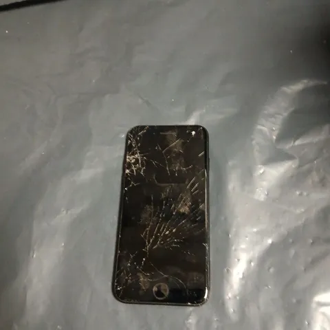 APPLE IPHONE  – BLACK (CRACKED SCREEN)