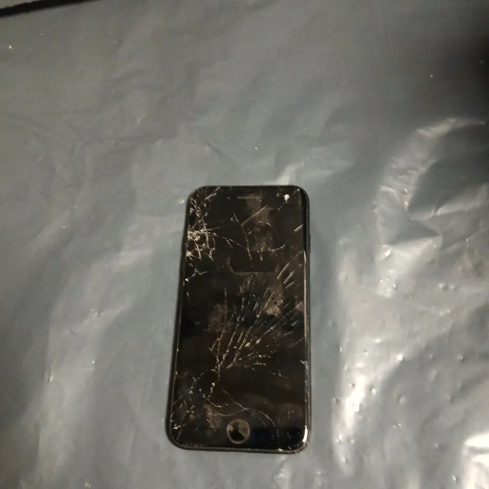 APPLE IPHONE  – BLACK (CRACKED SCREEN)