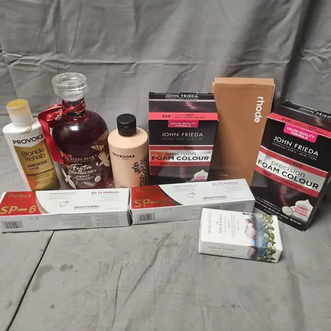 APPROXIMATELY 15 ASSORTED HEALTH & BEAUTY PRODUCTS TO INCLUDE JOHN FRIEDA PRECISION FOAM COLOUR DEEP CHERRY BROWN, THE ISLE OF WRIGHT SOAP BAR, THE FUZZY DUCK FESTIVE CRANBERRY BATH BUBBLES, ETC