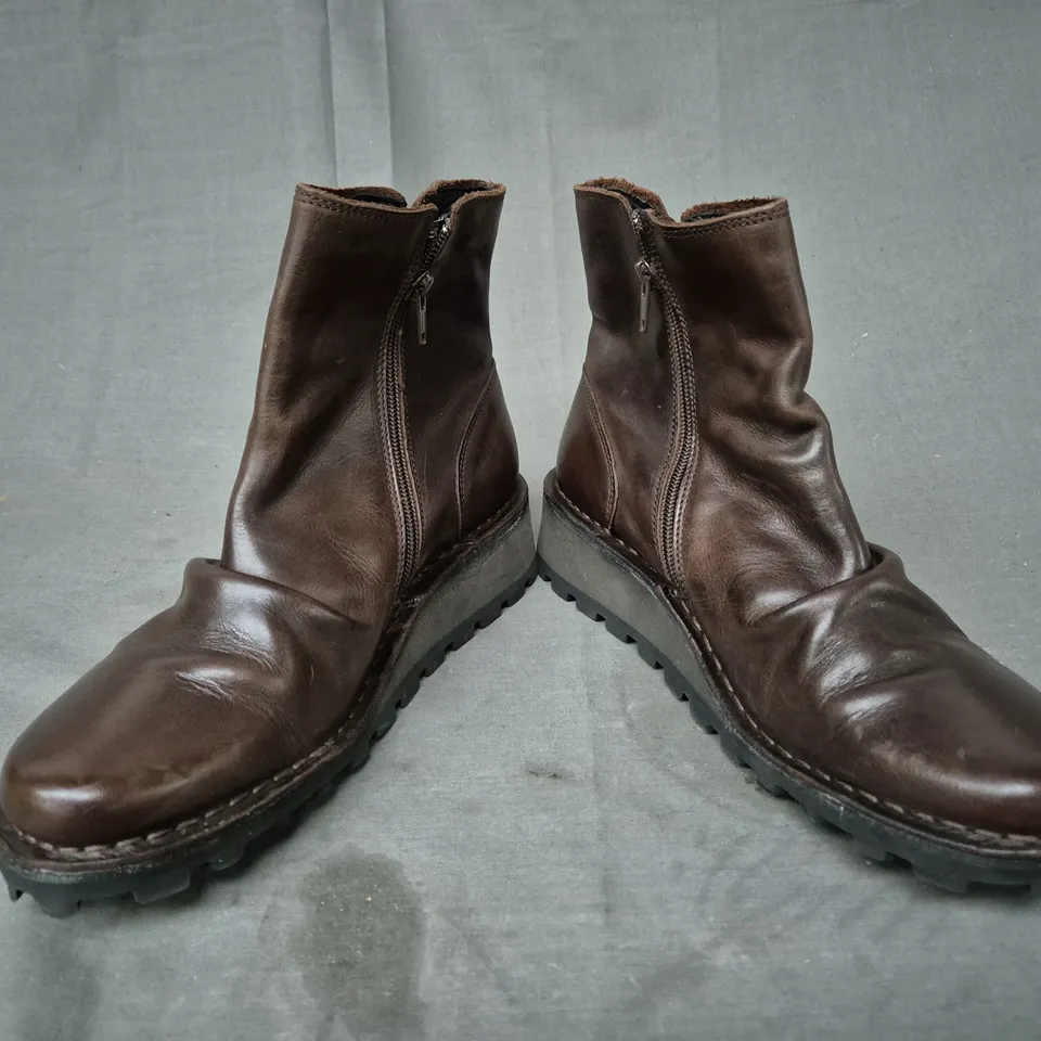 BOXED PAIR OF FLY LONDON ANKLE BOOTS IN BROWN UK SIZE 7