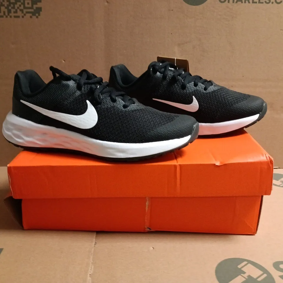 BOXED PAIR OF NIKE RUNNING TRAINERS IN BLACK/WHITE SIZE UK 4