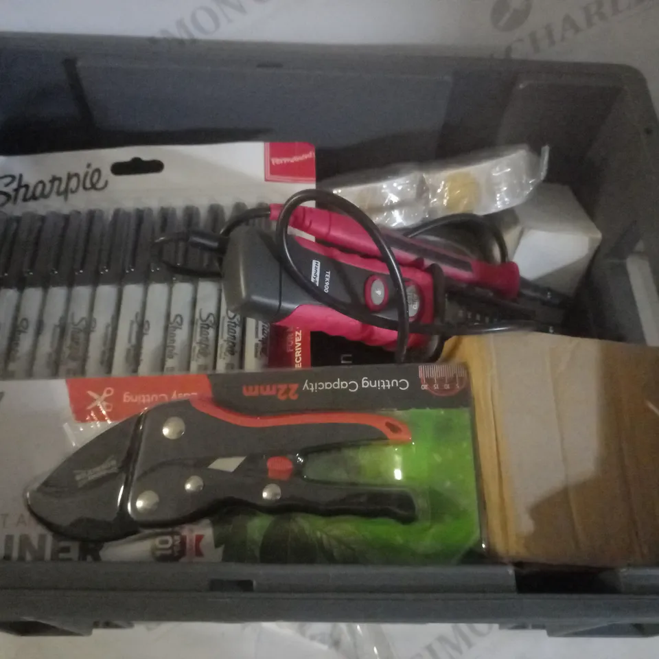 BOX OF APPROX 10 HOUSEHOLD ITEMS TO INCLUDE SHARPIE PENS, WILKINSON SWORD PRUNERS AND FIDGET PEN