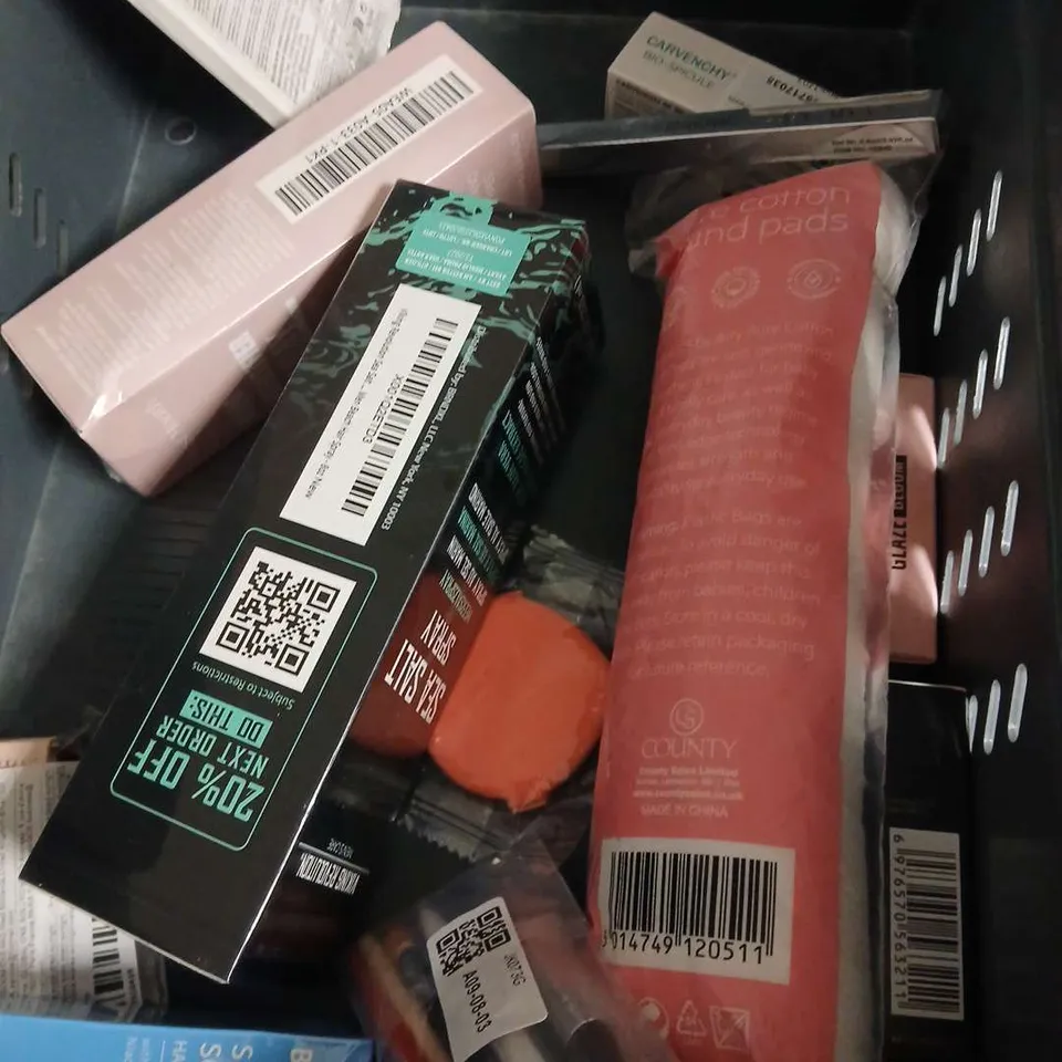 APPROXIMATEY 20 ASSORTED HEALTH AND BEAUTY PRODUCTS TO INCLUDE - QUASI COLLAGEN GLOW UP MASK - SIMPLE BRIGHTENING EYE GEL - ILLAMSQUA BEYOND POWDER HIGHLIGHTER - ETC