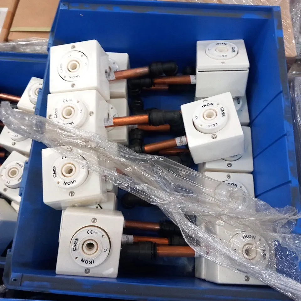 PALLET OF APPROXIMATELY 256 CMS IKON 0120 GAS OUTLETS WITH COPPER PIPES