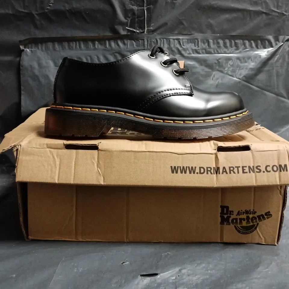 BOXED PAIR OF DR MARTENS 1461 SHOES IN BLACK SIZE UK 7