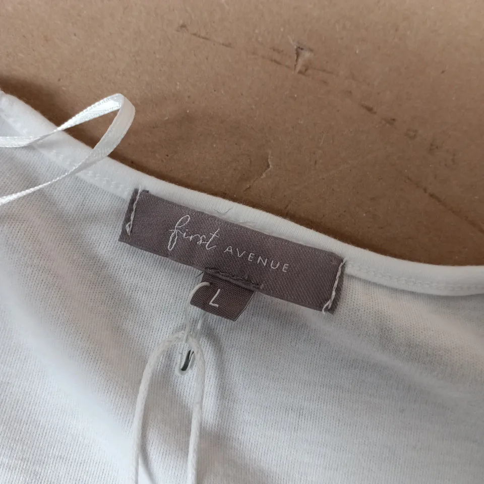 FIRST AVENUE WHITE SHORT-SLEEVE T‑SHIRT IN CORE BRIGHT WHITE– UK SIZE L