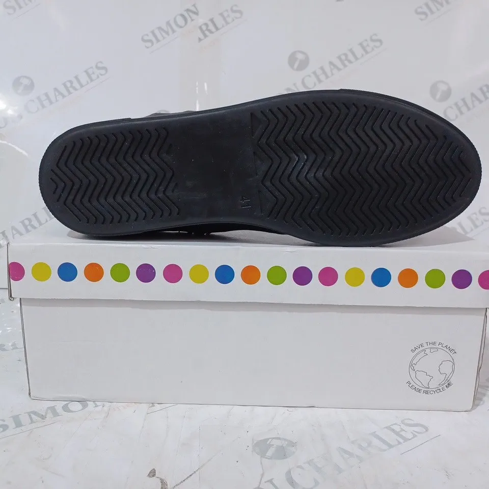 BOXED PAIR OF ADESSO HEATHER LEATHER TRAINERS IN BLACK SIZE 8