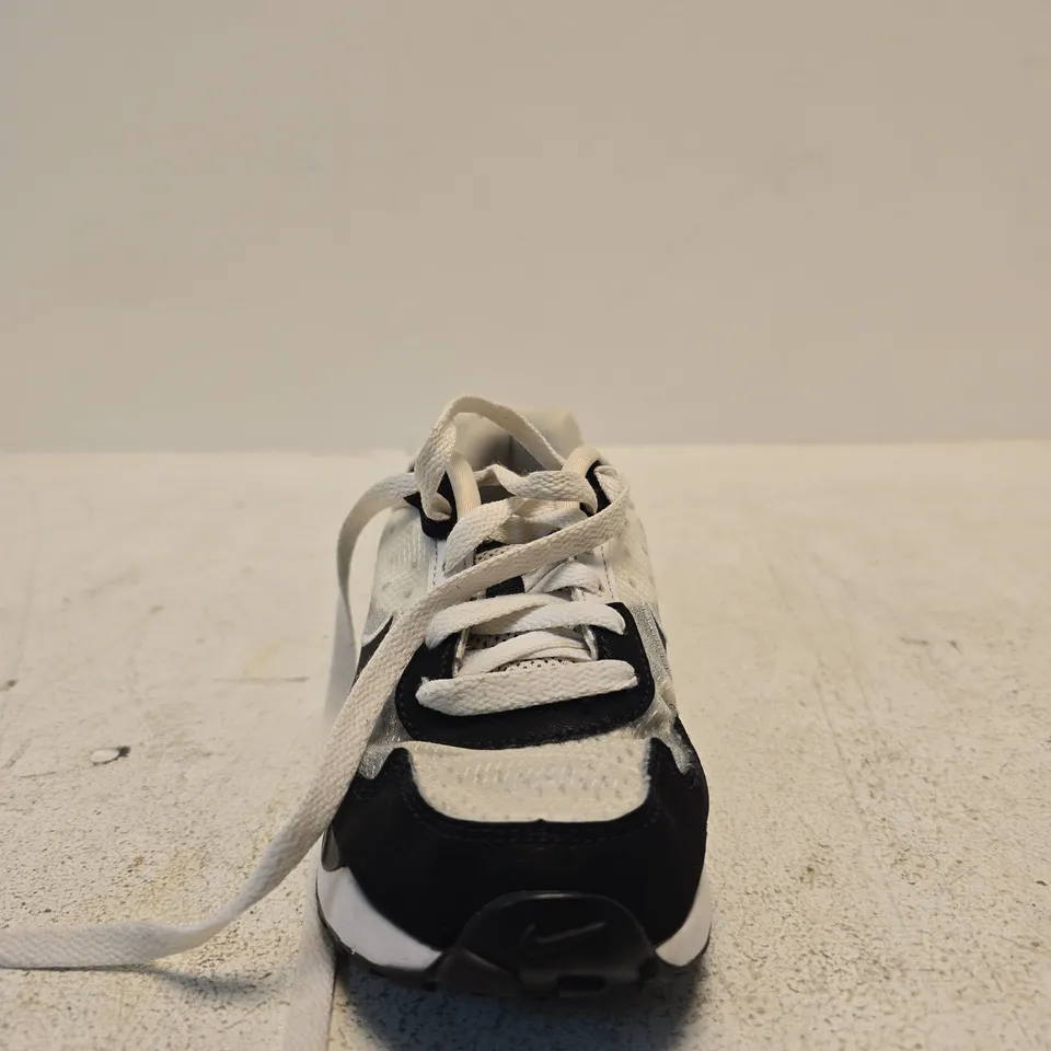 NIKE RUNNING SHOE – WHITE, BLACK & GREY, UK 1.5 (CHILD/YOUTH) – PRE-OWNED