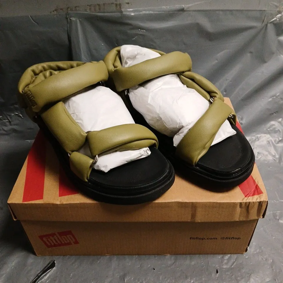 BOXED PAIR OF FITFLOP SOFT LEATHER BACK STRAP SANDALS - 7