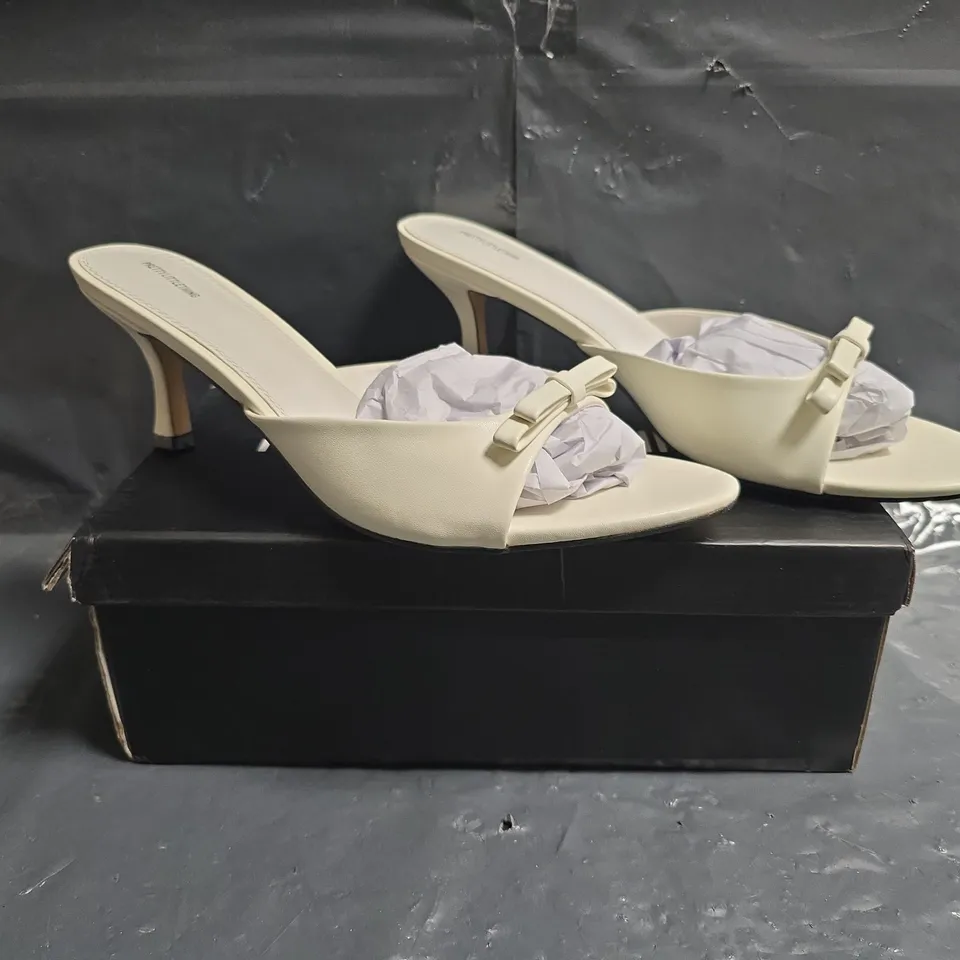 BOXED PAIR OF PRETTY LITTLE THING OPEN TOE LOW HEEL MULES W. BOW DETAIL IN WHITE SIZE UK 8