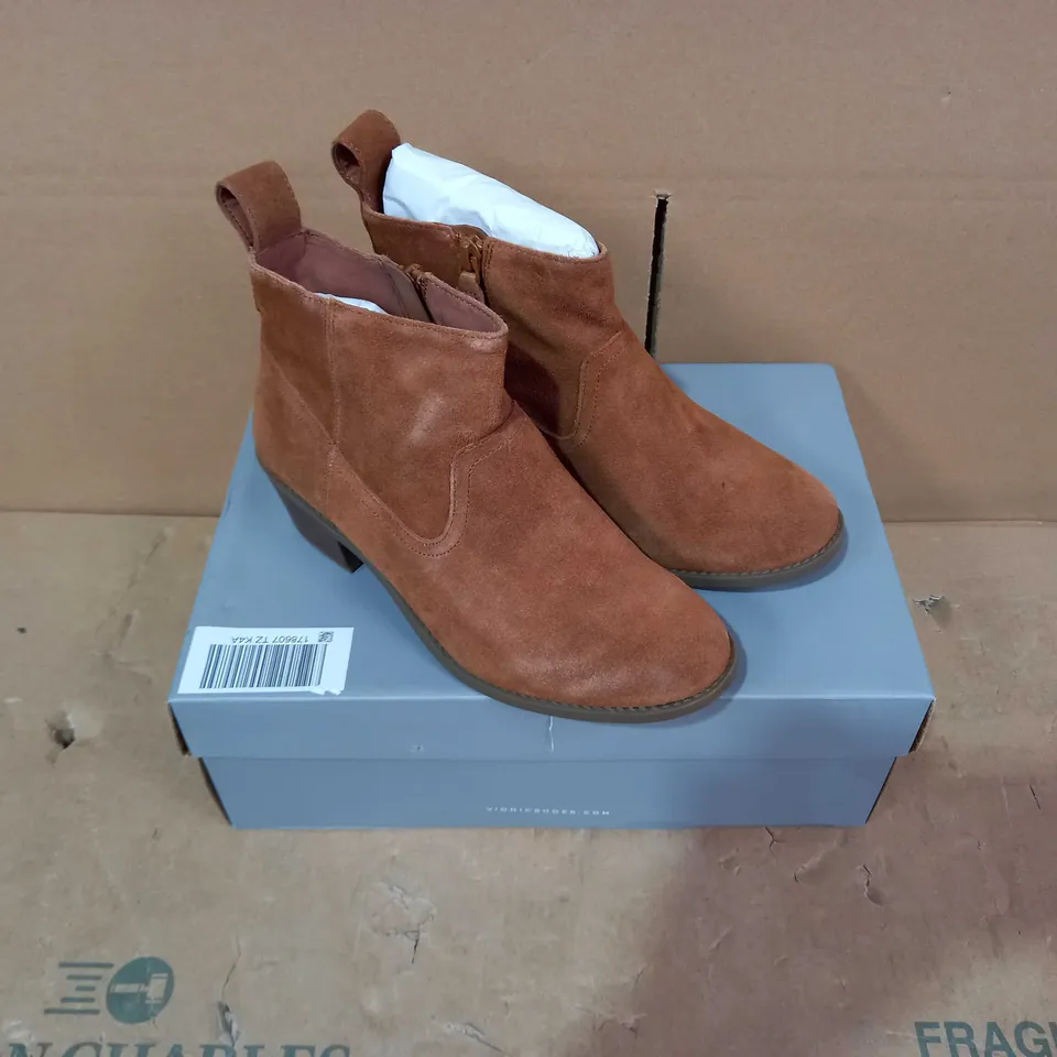 BOXED PAIR OF VIONIC BOOTS - SIZE 4.5