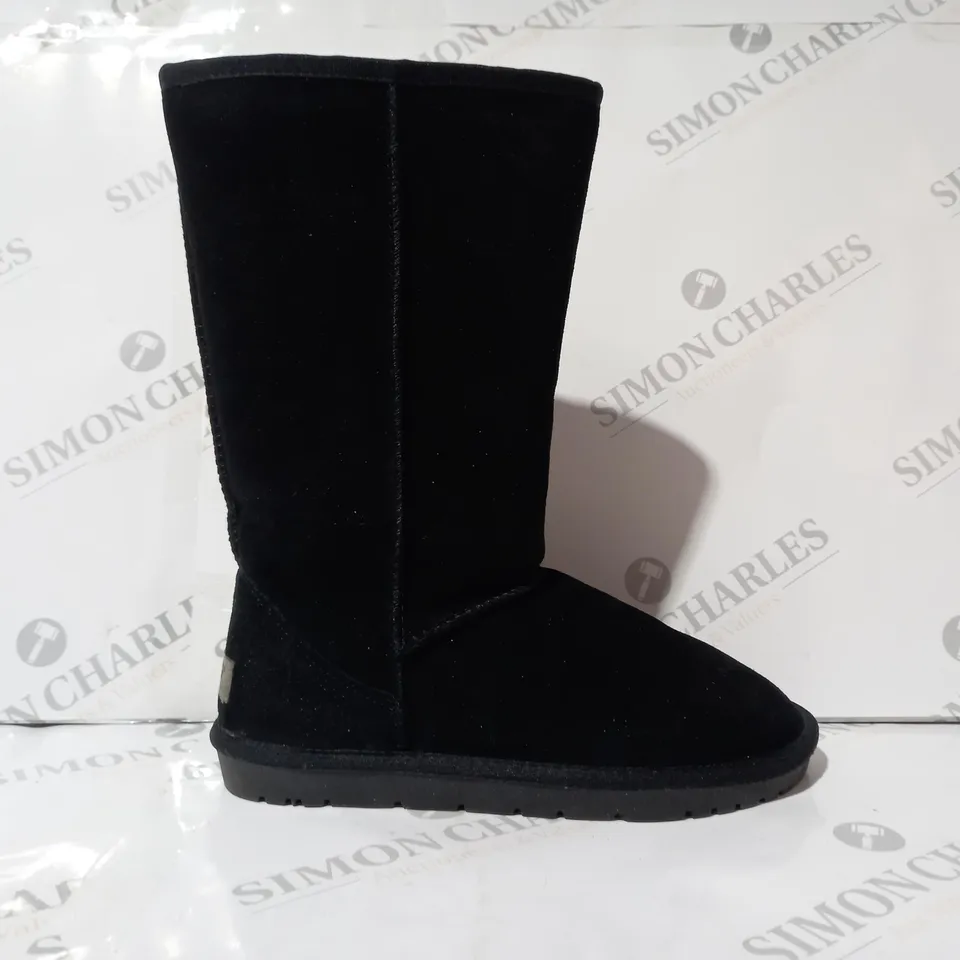 BOXED PAIR OF UGG CLASSIC BOOTS IN BLACK UK SIZE 5.5