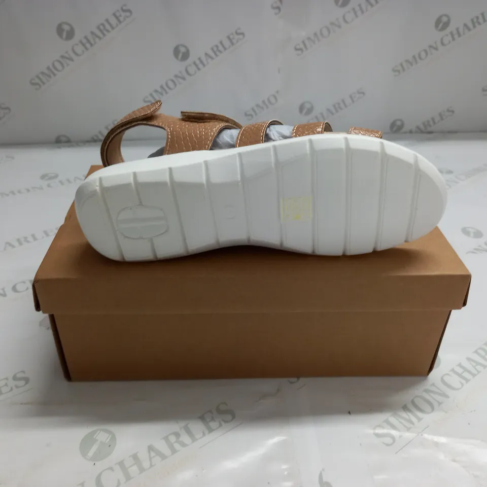 BOXED PAIR OF CUSHION WALK ONE TOUCH CLOSE SANDALS IN TAN - SIZE 5