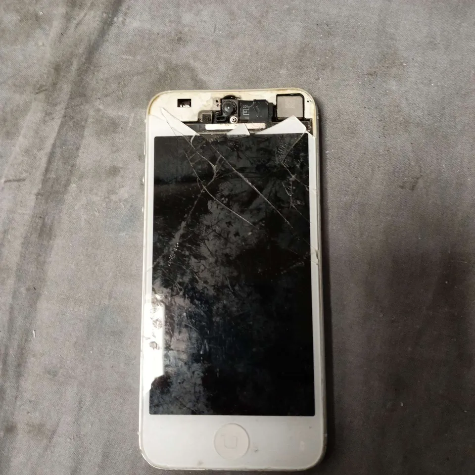 APPLE IPHONE 5/5S (WHITE) – FRONT SCREEN CRACKED; BACK PANEL DAMAGED 