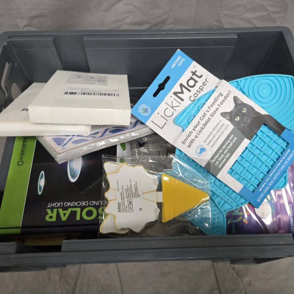 APPROXIMATELY 10 ASSORTED HOUSEHOLD ITEMS 