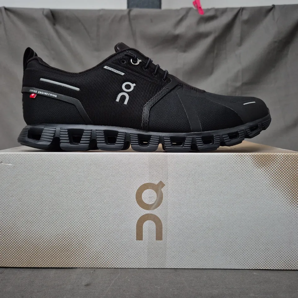 BOXED PAIR OF ON CLOUD 5 WATERPROOF SHOES IN BLACK UK SIZE 9