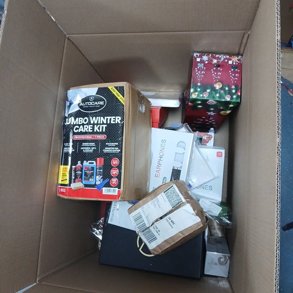 LARGE QUANTITY OF ASSORTED ITEMS TO INCLUDE BATTERIES, GEMSTONE KEYCHAINS, PERFUME & EARPHONES ETC  - COLLECTION ONLY