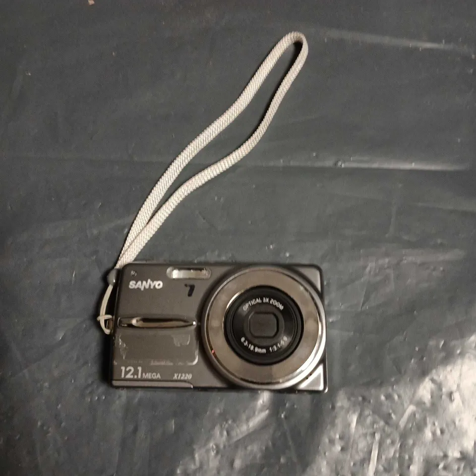 SANYO DIGITAL CAMERA X1220 , 12.1MP, 8X OPTICAL ZOOM