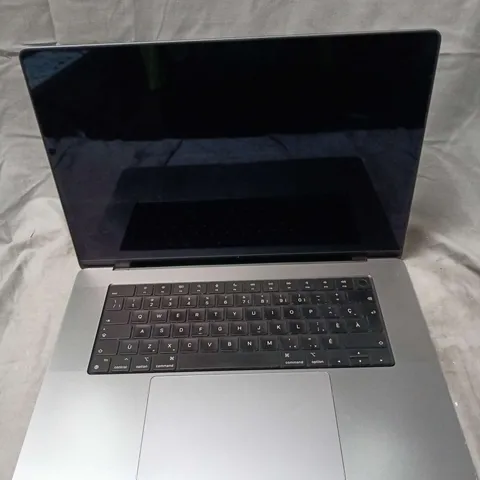 APPLE MACBOOK PRO SILVER