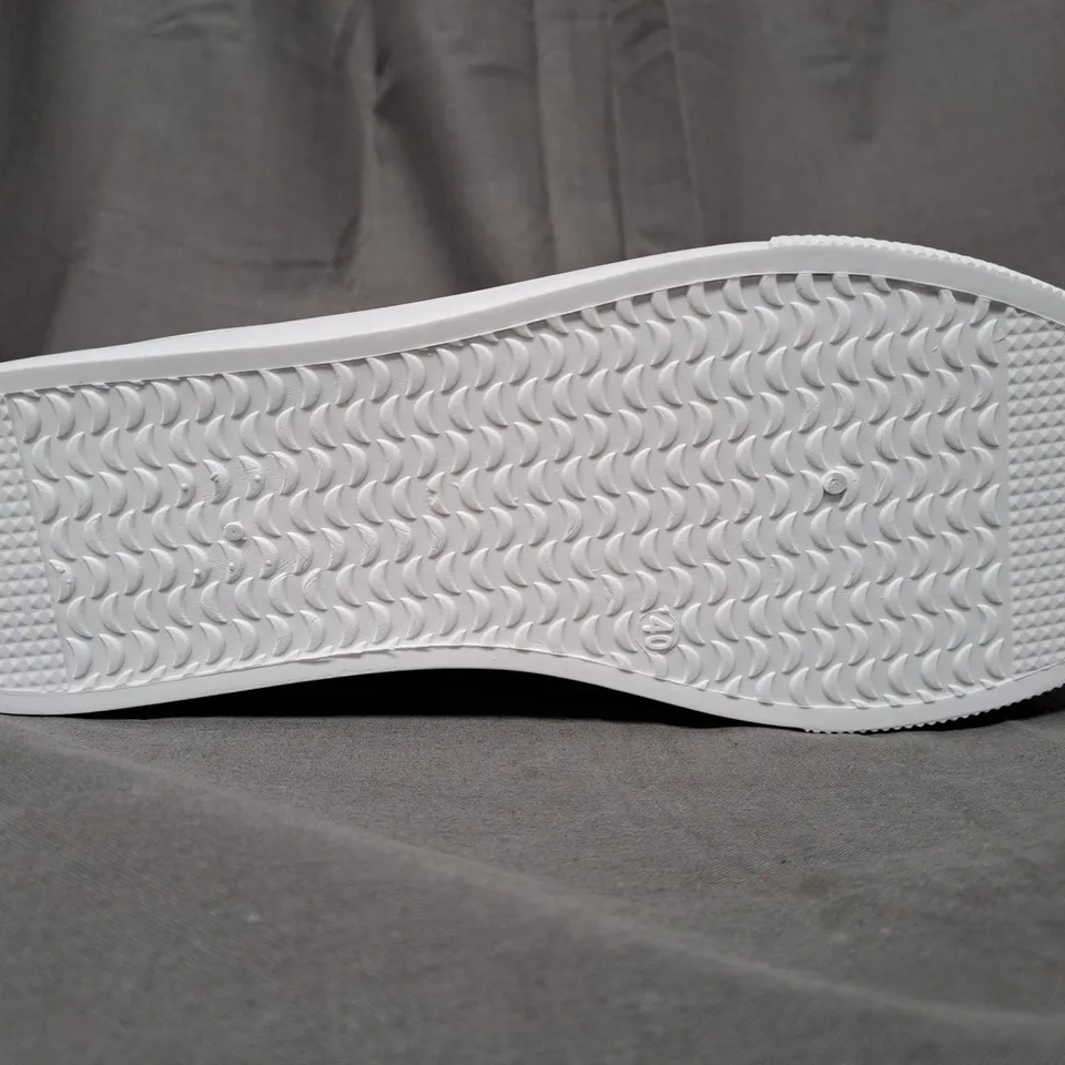 BOXED PAIR OF DESIGNER SHOES IN WHITE/METALLIC GOLD EU SIZE 40