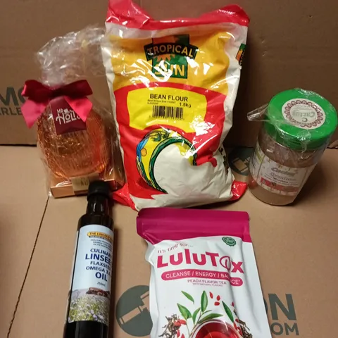 APPROXIMATELY 10 ASSORTED FOOD/DRINK PRODUCTS TO INCLUDE BEAN FLOUR, PEACH TEA, FLAXSEED OIL ETC