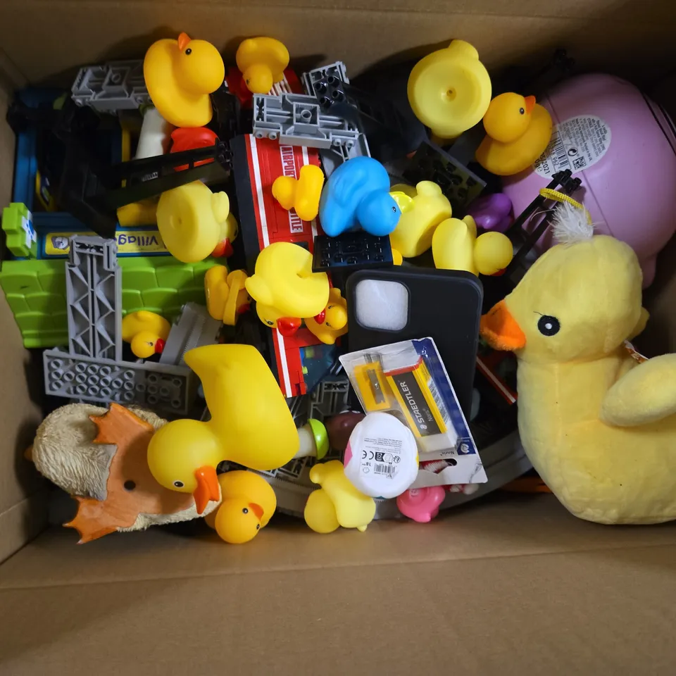 APPROXIMATELY 15 ASSORTED TOYS & GAMES PRODUCTS TO INCLUDE LEGO, TOY DUCKS, VILLAGE VET TOY, ETC