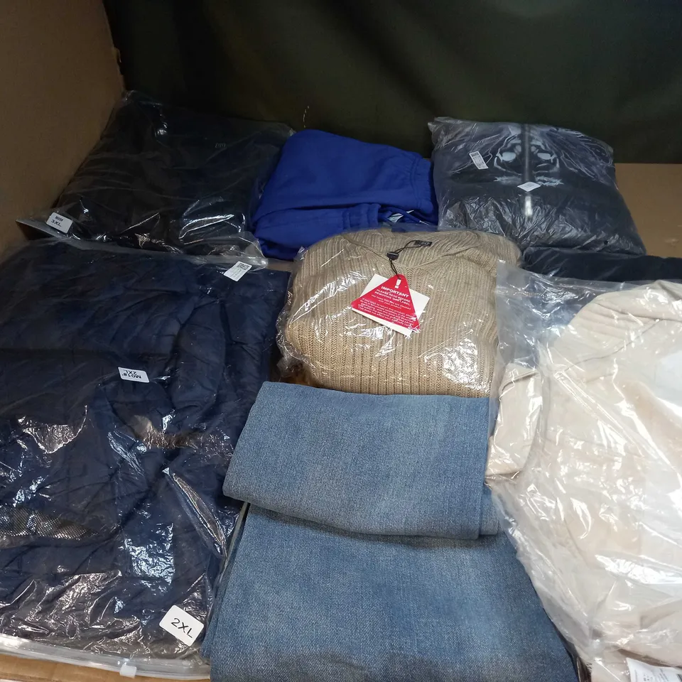 LOT OF APPROX 20 ASSORTED CLOTHING ITEMS TO INCLUDE JUMPERS, SOCKS AND T-SHIRTS