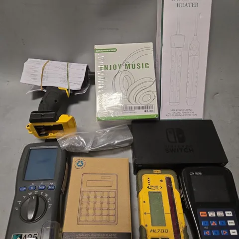 APPROX 12 ASSORTED HOUSEHOLD ITEMS TO INCLUDE HEAADPHONES, IMMERSION HEATER, CALCULATOR, ETC