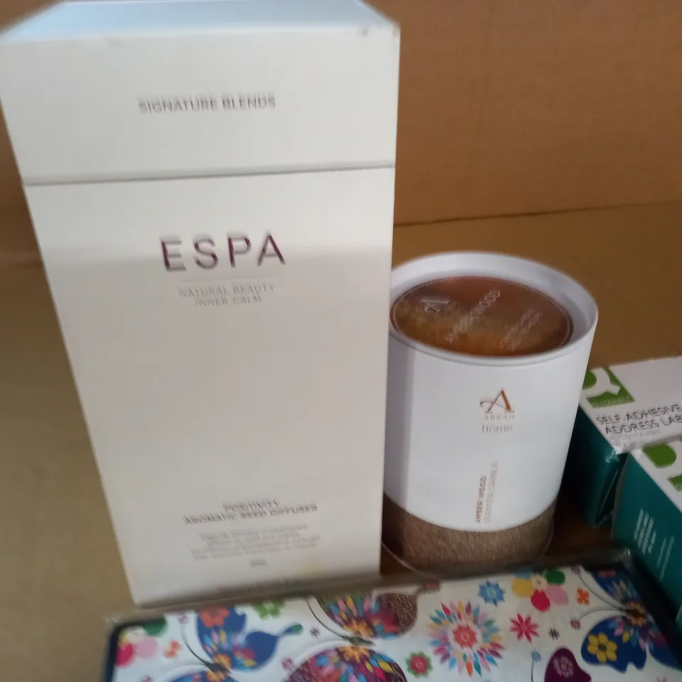 LOT OF ASSORTED HOUSEHOLD ITEMS TO INCLUDE FRAGRANCED CANDLE, WIRE COIL AND ADDRESS LABELS