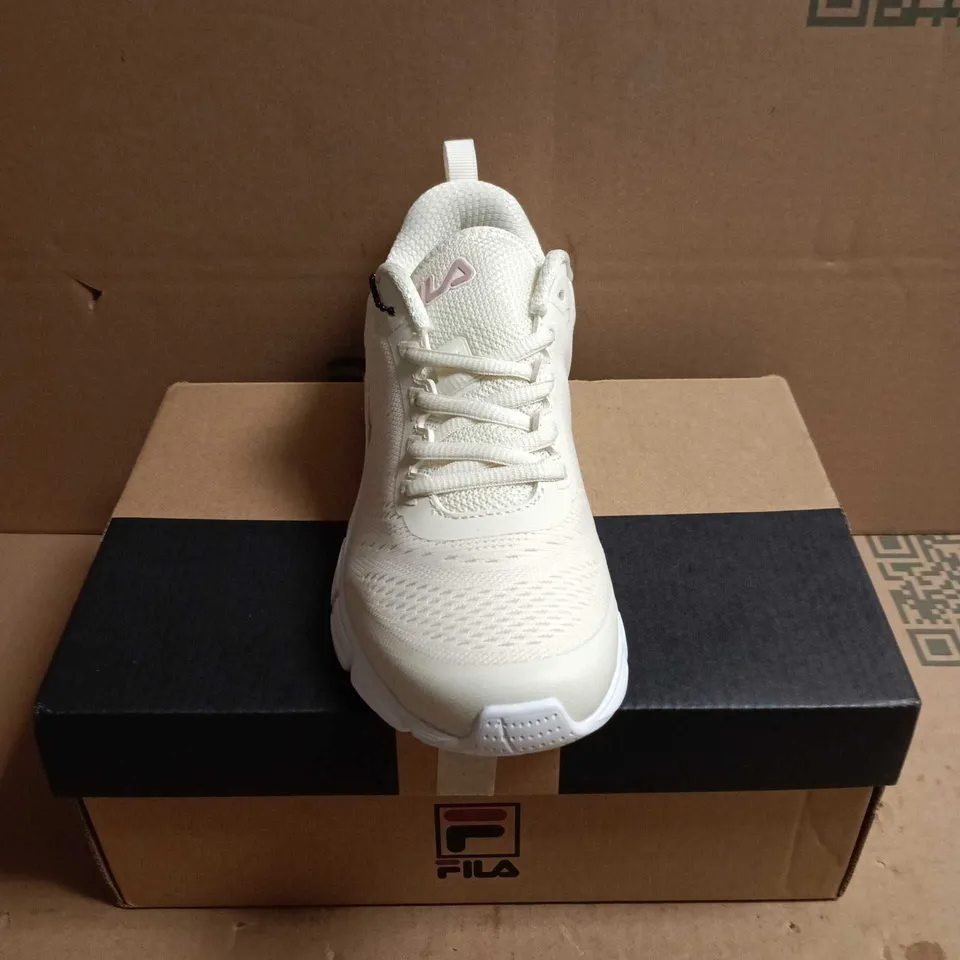 BOXED PAIR OF FILA FLASH ATTACK WOMEN'S TRAINERS – WHITE – 5